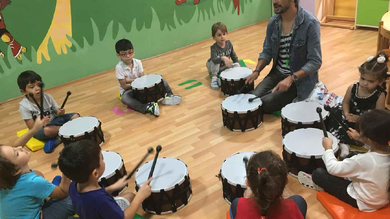 https://www.festivalanaokulu.com/wp-content/uploads/2018/12/Sisli-Festival-Anaokulu-Muzik-Dersi-2-1366x768.jpg