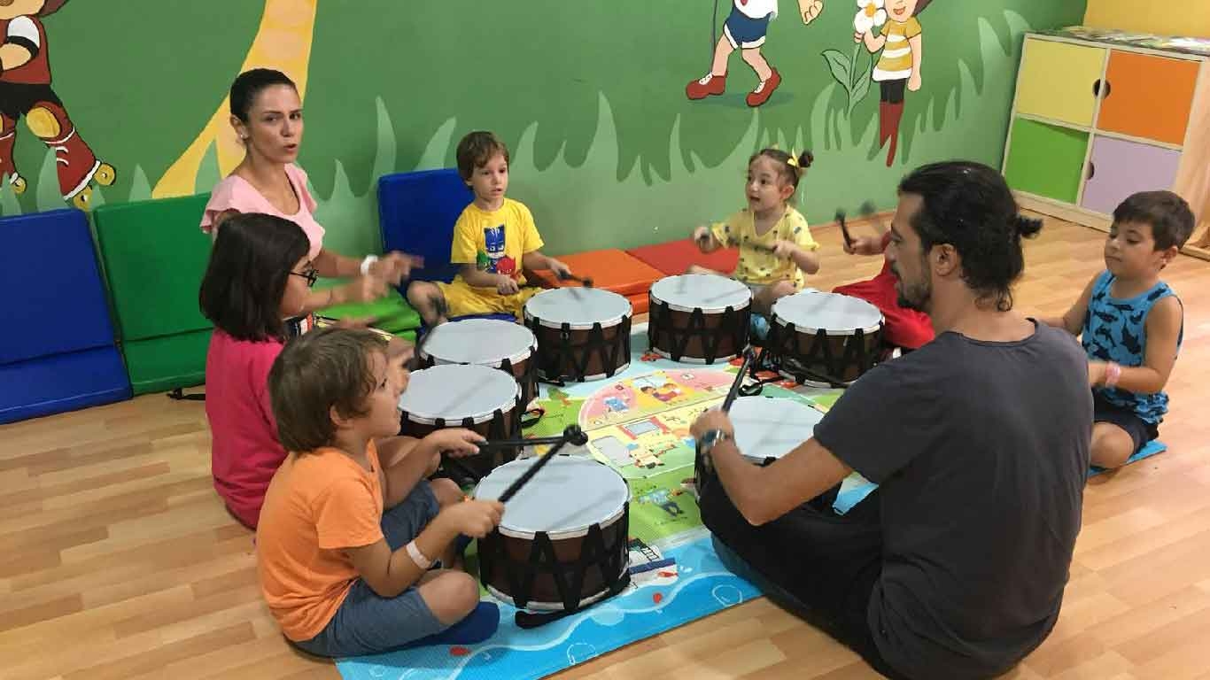 https://www.festivalanaokulu.com/wp-content/uploads/2018/12/Sisli-Festival-Anaokulu-Muzik-Dersi-3-1366x768.jpg