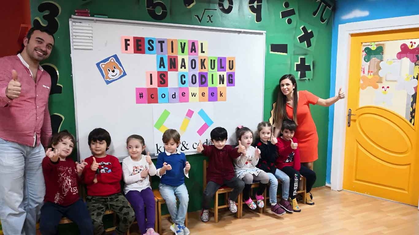https://www.festivalanaokulu.com/wp-content/uploads/2018/12/Sisli-Festival-Anaokulu-Robotik-Kodlama-Dersi-1-1366x768.jpg